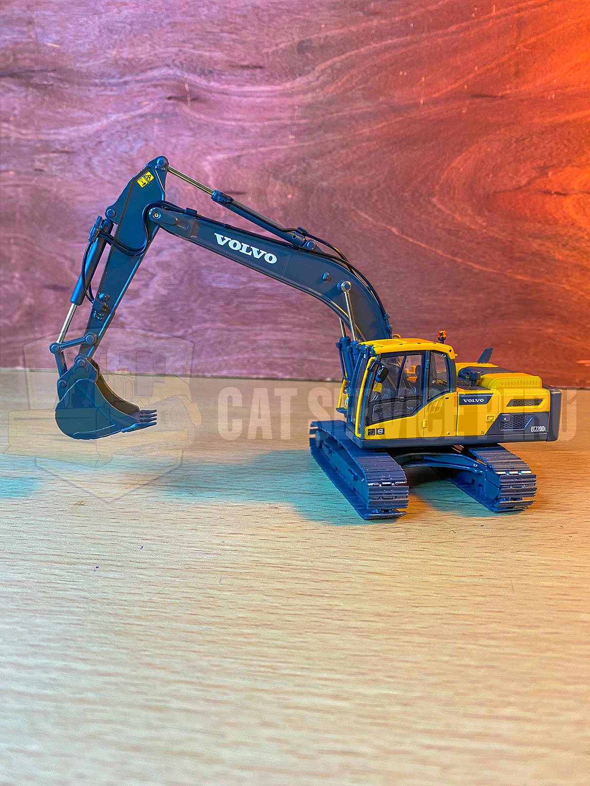 Excavadora De Orugas Volvo EC220D Escala 1:50 (Pre - Venta) - KATZER