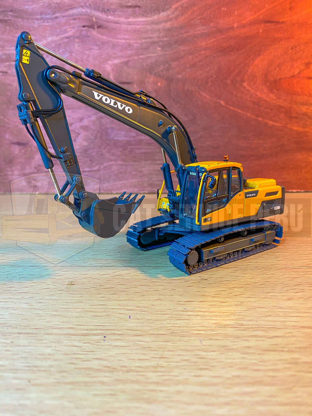 Excavadora De Orugas Volvo EC220D Escala 1:50 (Pre - Venta) - KATZER