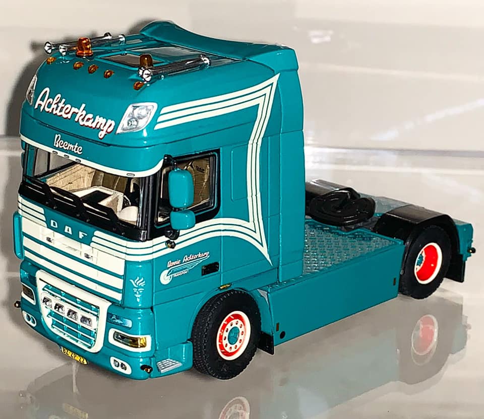 01-1200 Tracto Camión DAF XF 105 Achterkamp Escala 1:50 (Modelo Descontinuado) - KATZER