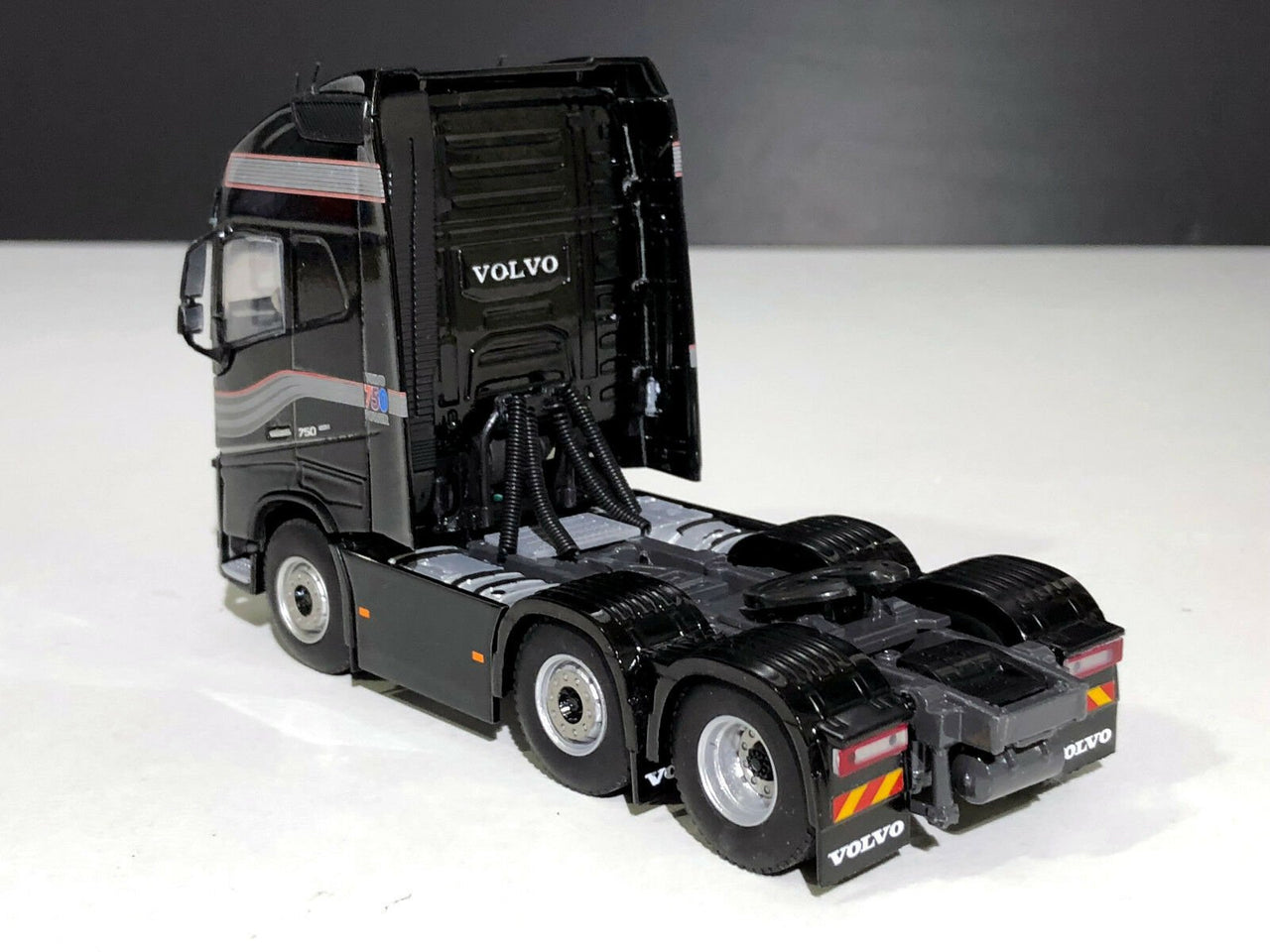 04-2050 Tracto Camión Volvo FH16 Globetrotter Escala 1:50 - KATZER