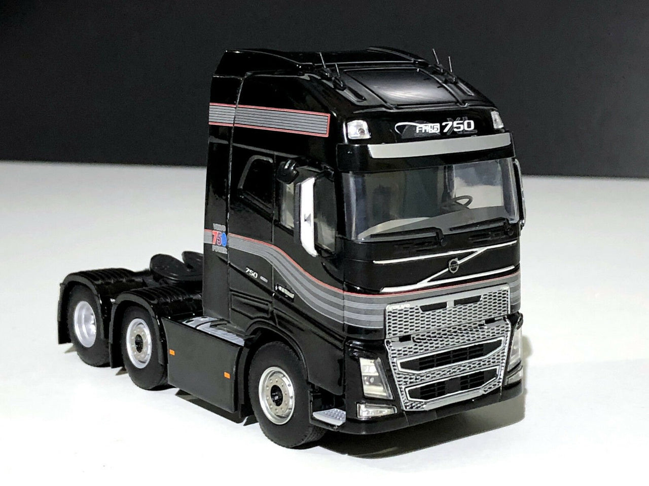 04-2050 Tracto Camión Volvo FH16 Globetrotter Escala 1:50 - KATZER
