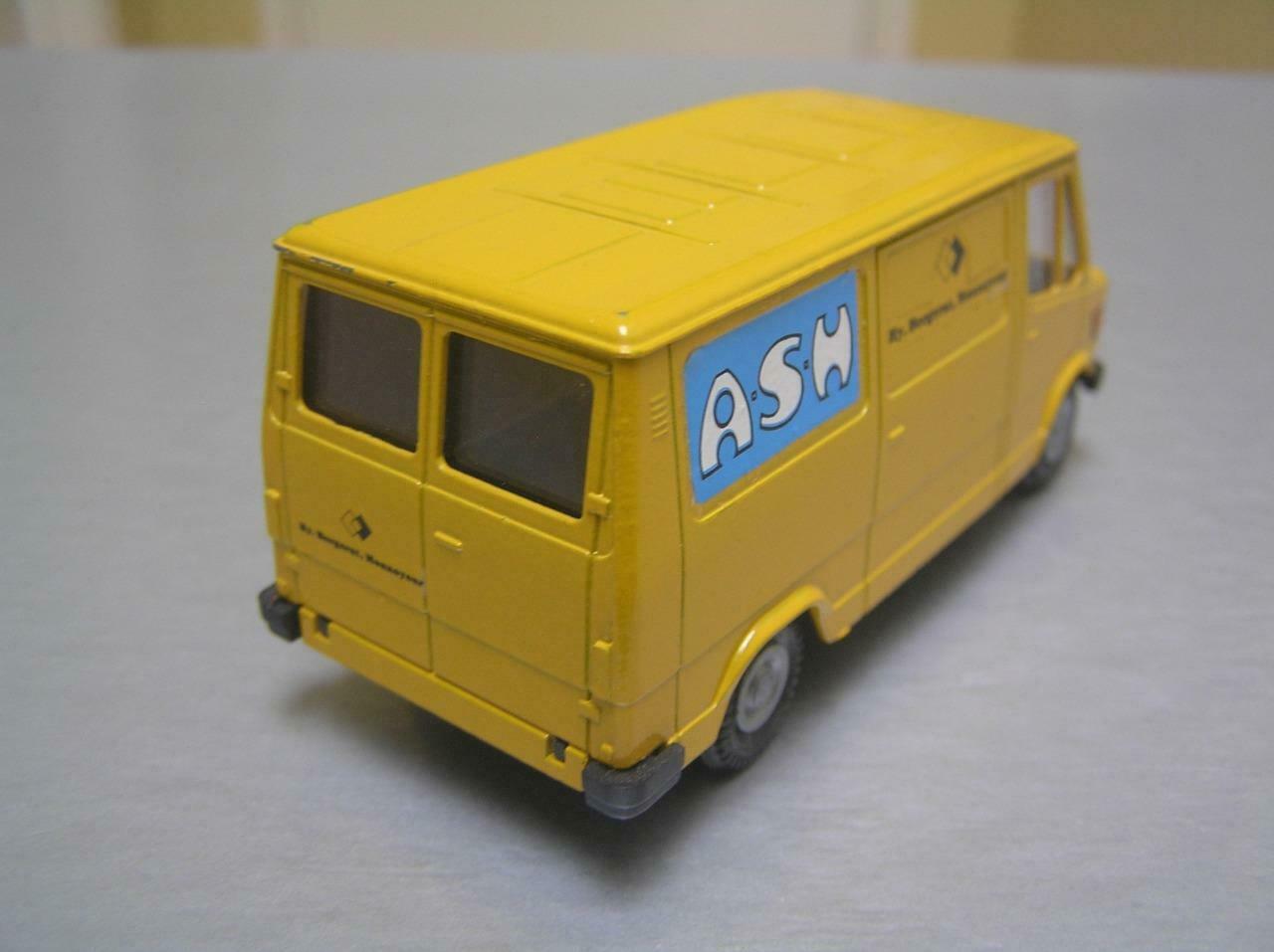 1603-2 Furgoneta Caterpillar Mercedes Benz Escala 1:50 (Modelo Descontinuado) - KATZER