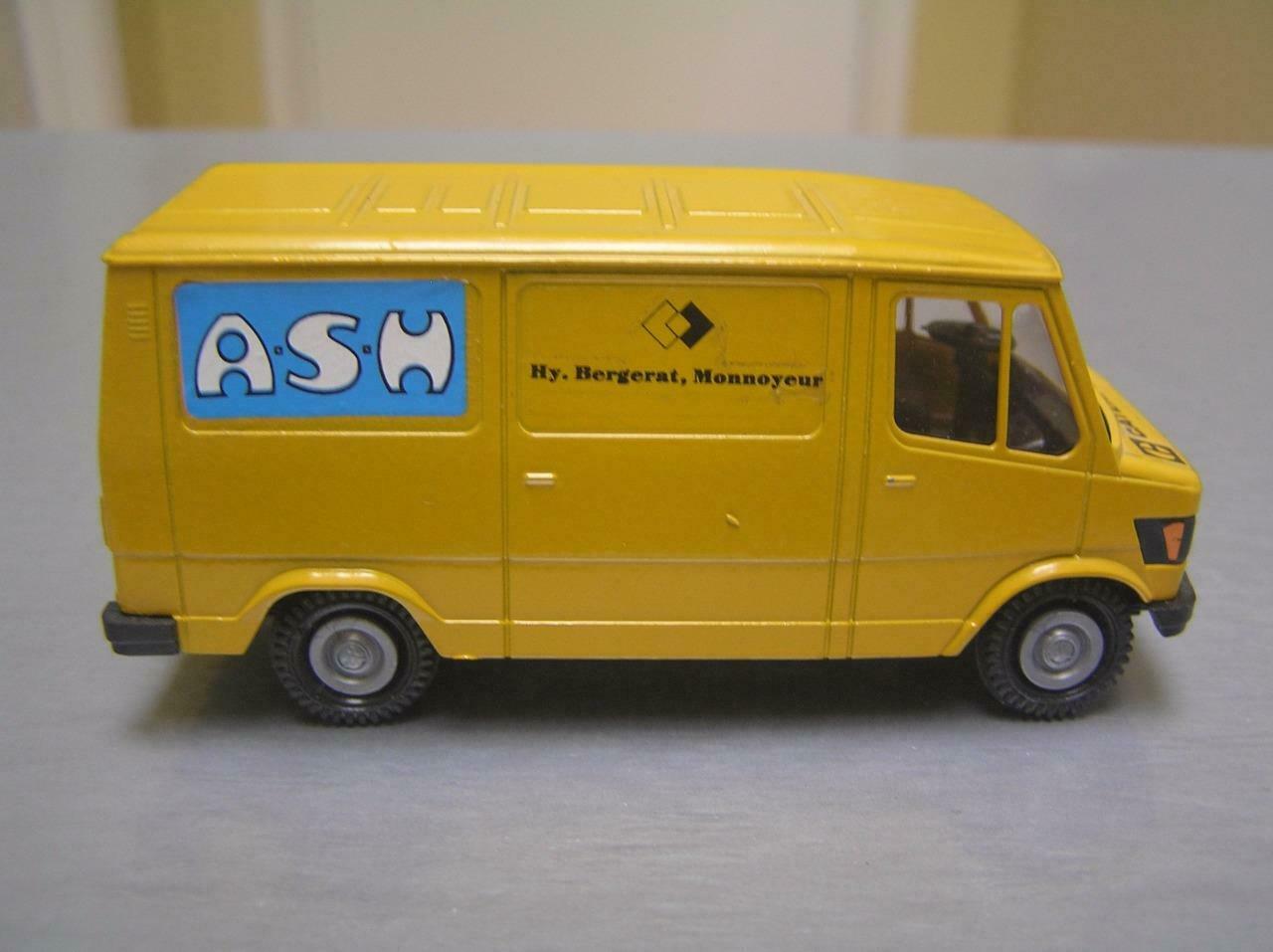 1603-2 Furgoneta Caterpillar Mercedes Benz Escala 1:50 (Modelo Descontinuado) - KATZER