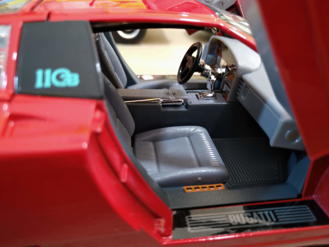 18-12023 Bugatti EB 110 Escala 1:18 - KATZER