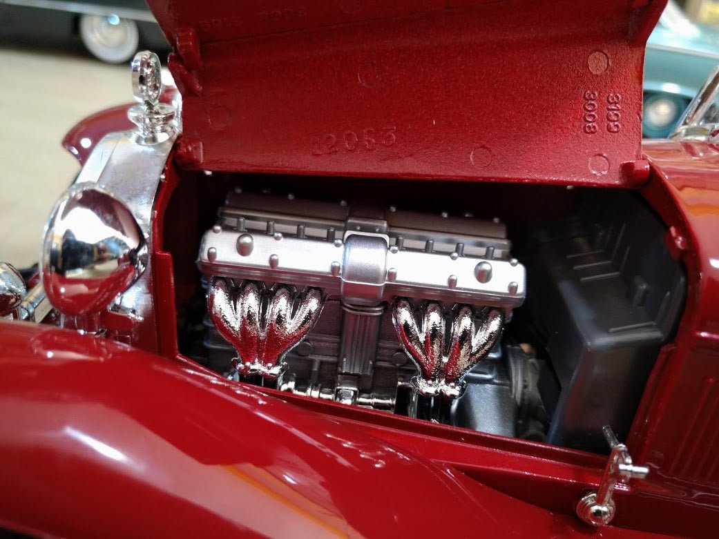 18-12063 Alfa Romeo 8C 2300 Spider Touring Escala 1:18 - KATZER