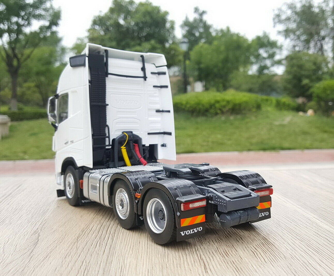 1811-04 Tracto Camión FH16 750 3-Axle Escala 1:32 (Modelo Descontinuado) - KATZER