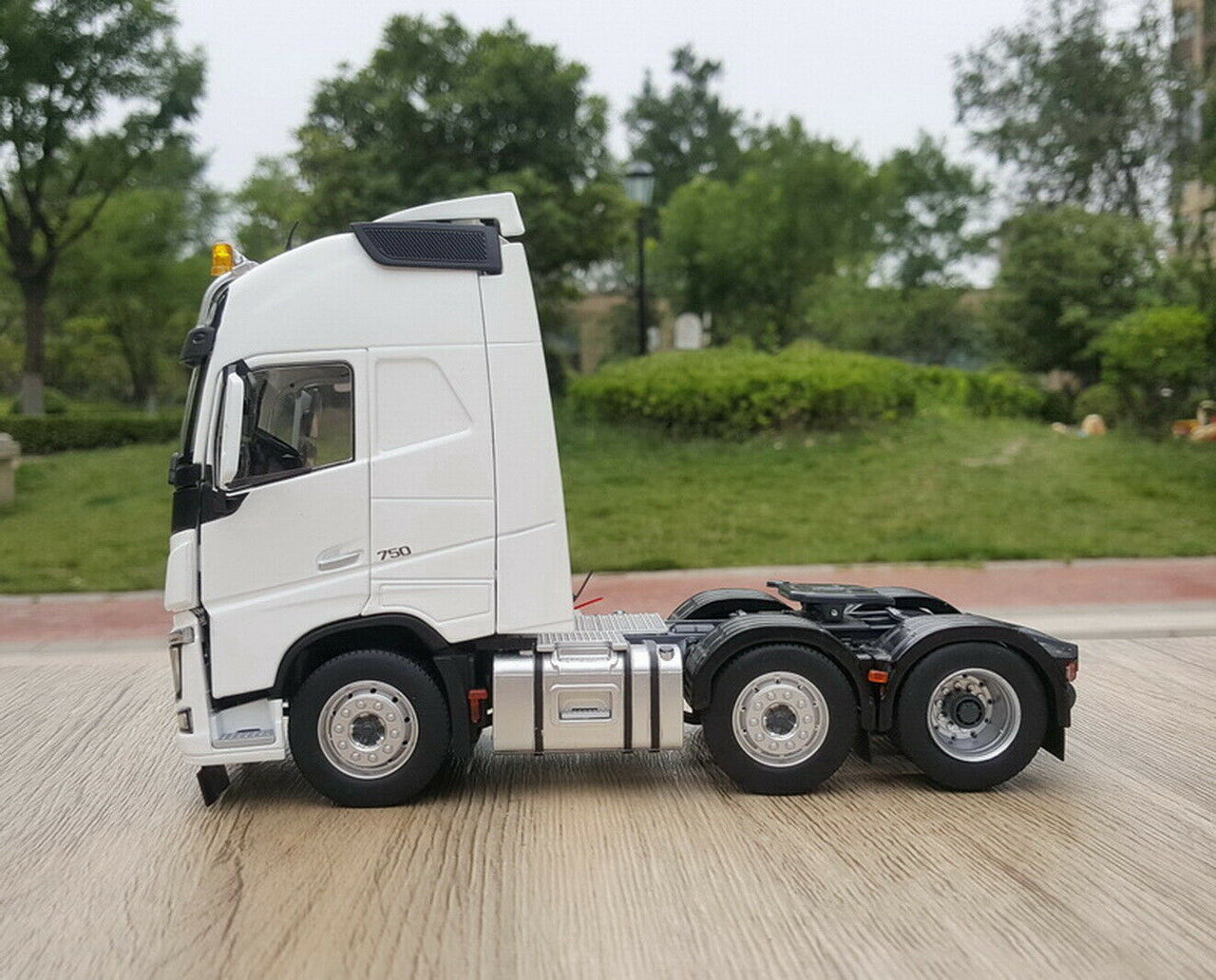 1811-04 Tracto Camión FH16 750 3-Axle Escala 1:32 (Modelo Descontinuado) - KATZER