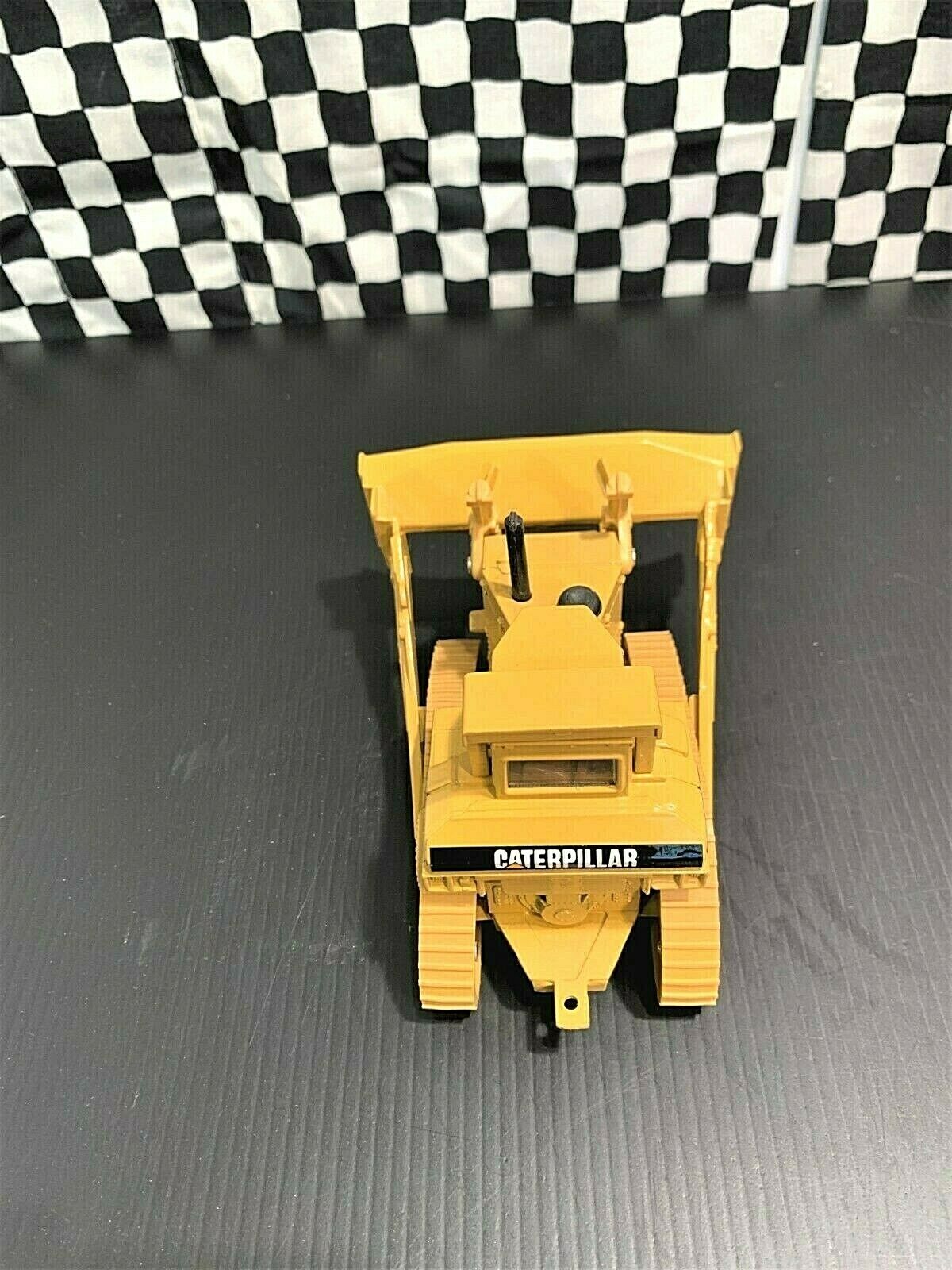 2436 Tractor De Orugas Caterpillar D10N Escala 1:50 (Modelo Descontinuado) - KATZER