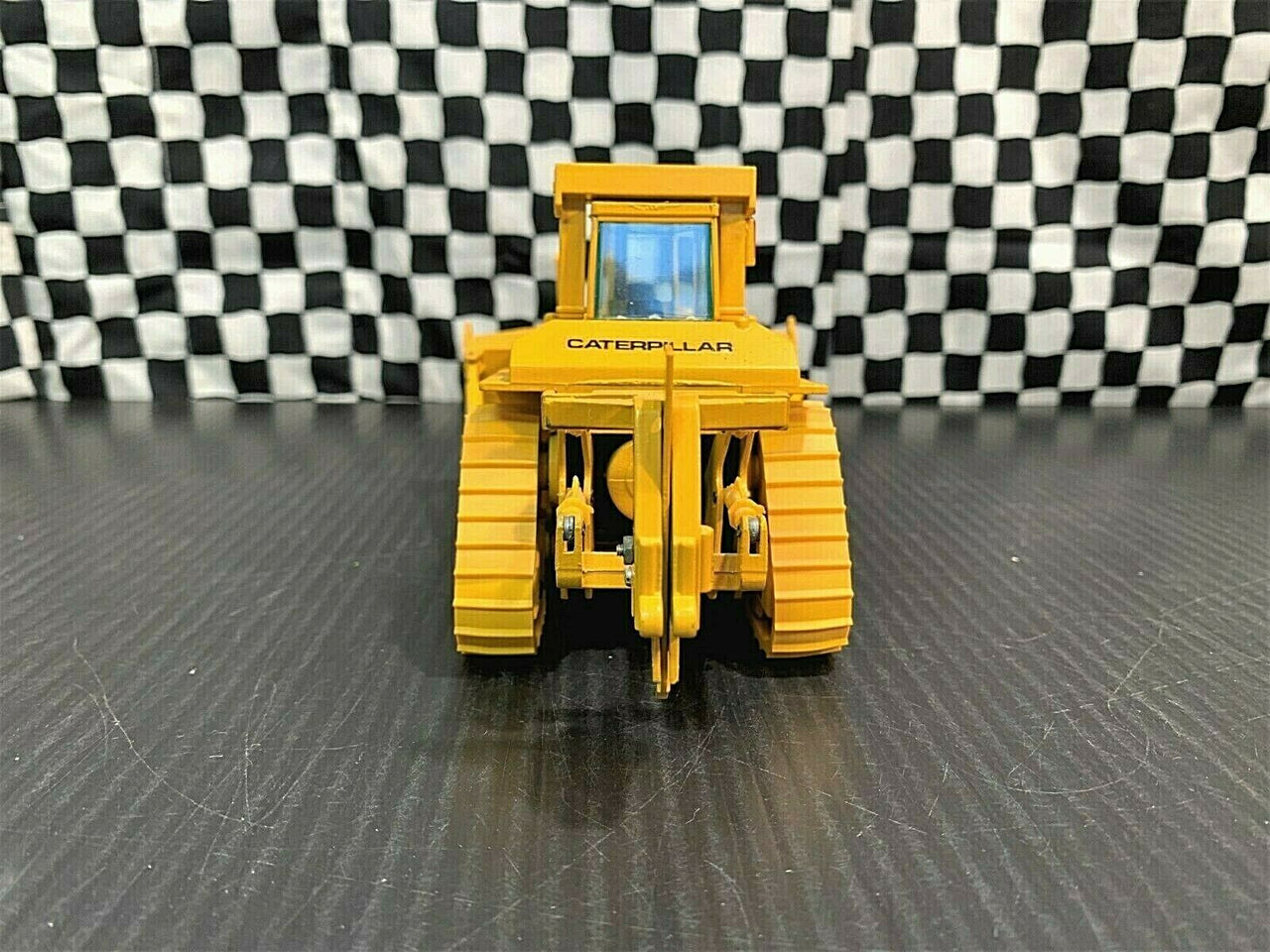 2850 Tractor De Orugas Caterpillar D10 Escala 1:50 (Modelo Descontinuado) - KATZER