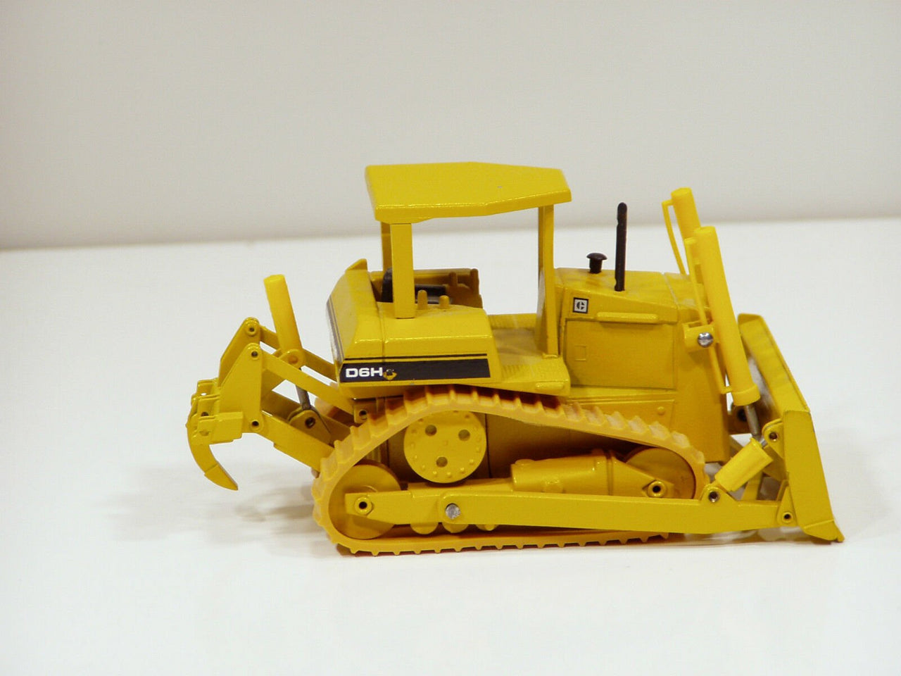 2851-1 Tractor De Orugas Caterpillar D6H Escala 1:50 (Modelo Descontinuado) - KATZER