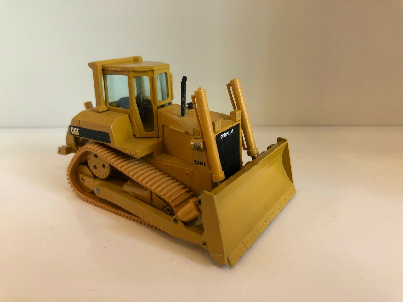 2851-4 Tractor De Orugas Caterpillar D6H Escala 1:50 (Modelo Descontinuado) - KATZER