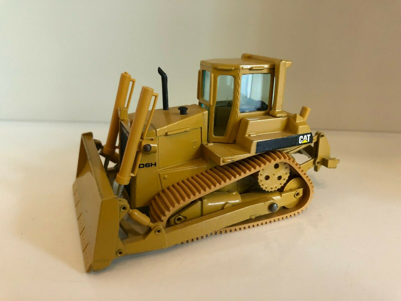 2851-4 Tractor De Orugas Caterpillar D6H Escala 1:50 (Modelo Descontinuado) - KATZER