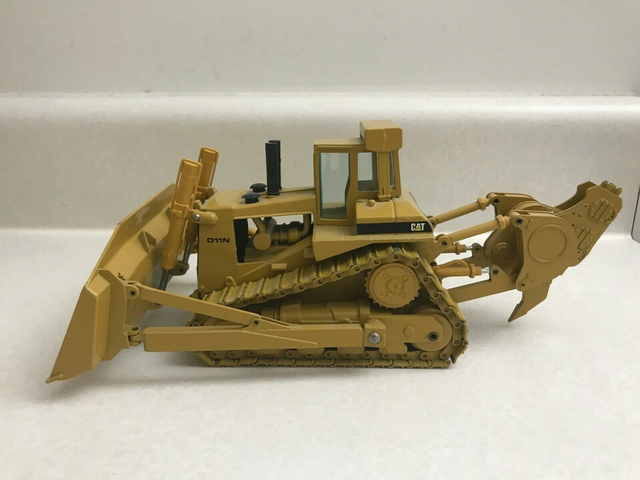 2852-2 Tractor De Orugas Caterpillar D11N Escala 1:50 (Modelo Descontinuado) - KATZER