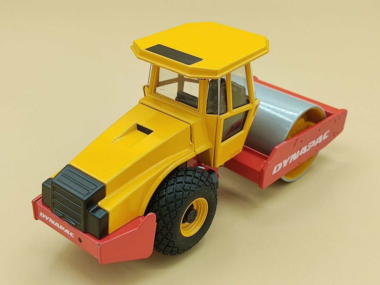 297 Rodillo Compactador Dynapac CA512 Escala 1:35 (Modelo Descontinuado) - KATZER