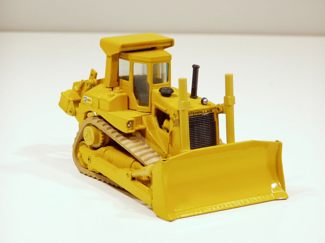 45 Tractor De Orugas Caterpillar D8L Escala 1:50 (Modelo Descontinuado) - KATZER