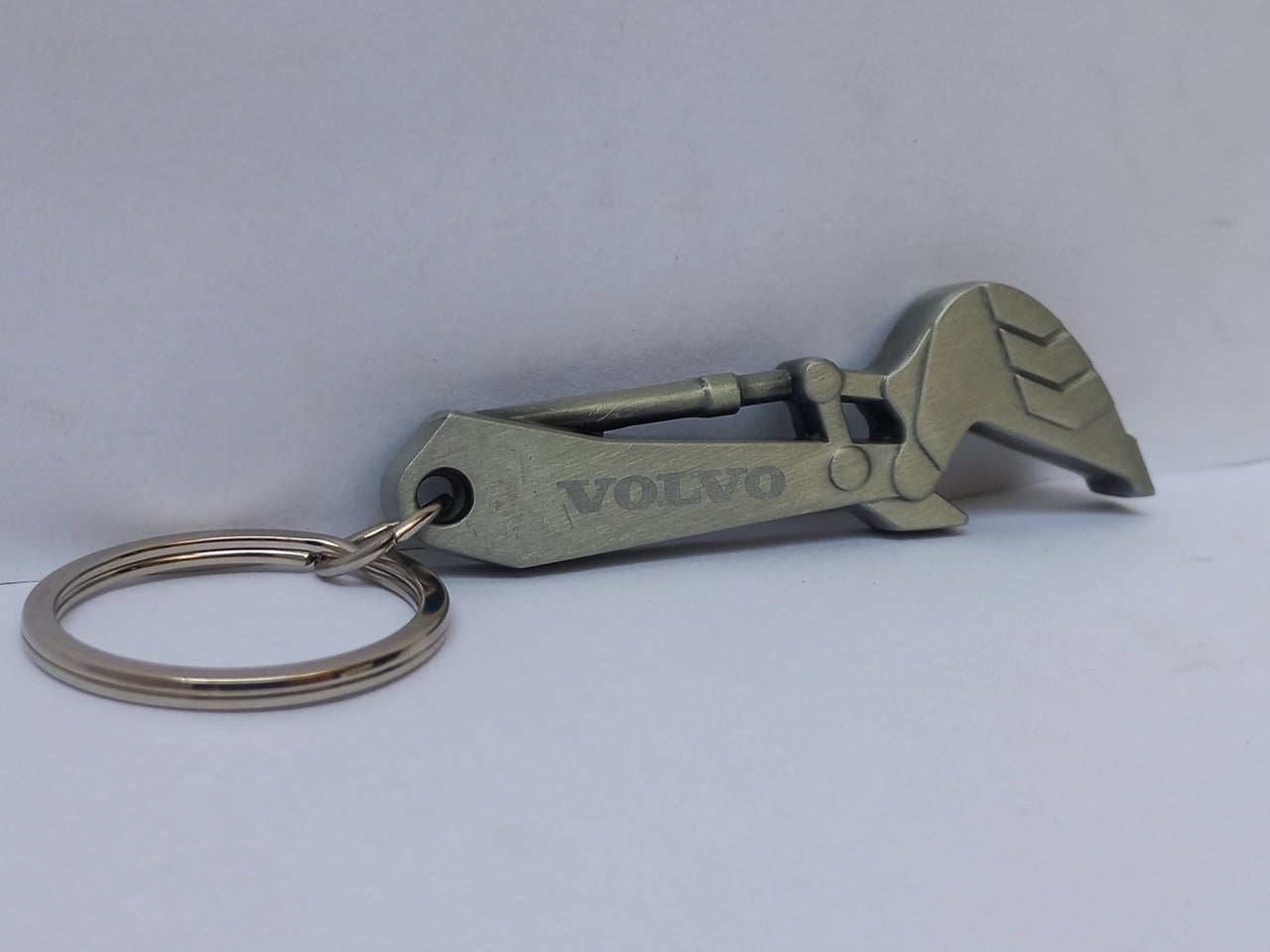 50-1401 Llavero Destapador en Forma de Brazo de Excavadora Volvo - KATZER