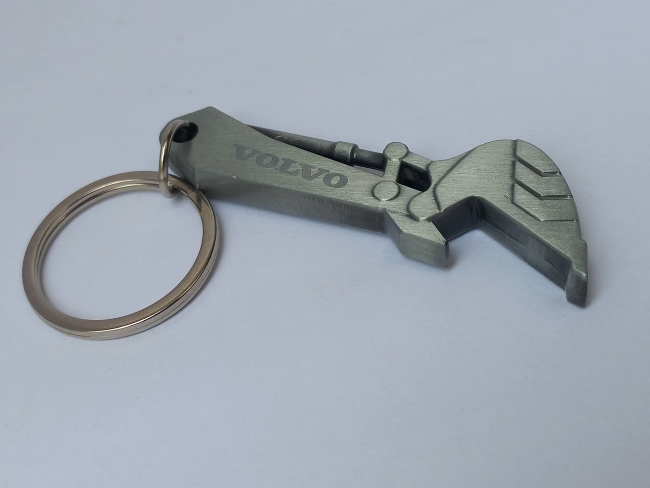 50-1401 Llavero Destapador en Forma de Brazo de Excavadora Volvo - KATZER