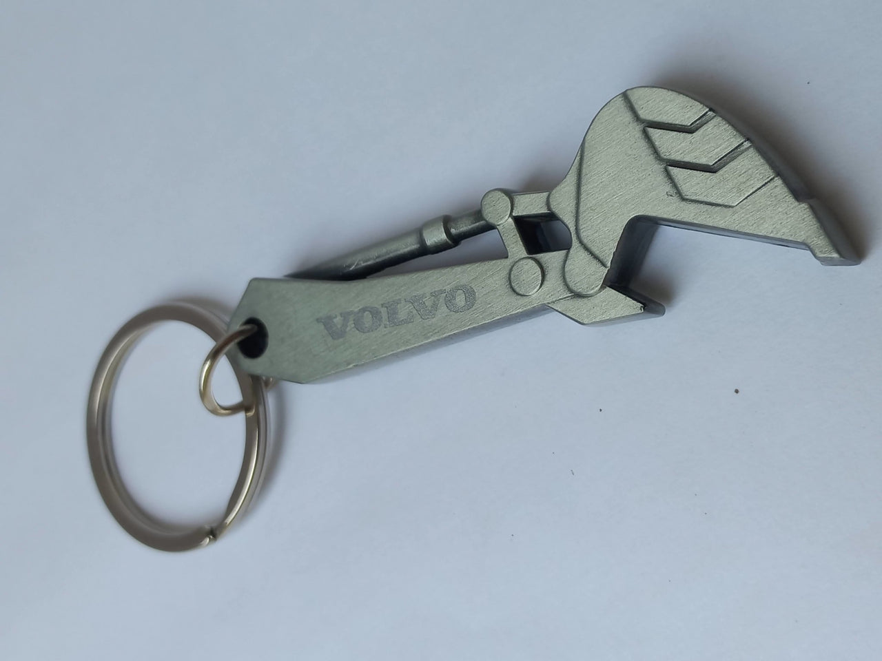 50-1401 Llavero Destapador en Forma de Brazo de Excavadora Volvo - KATZER