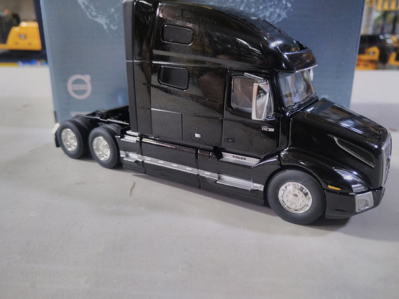 50-3369 Tracto Camión Volvo VNL 760 Escala 1:50 - KATZER