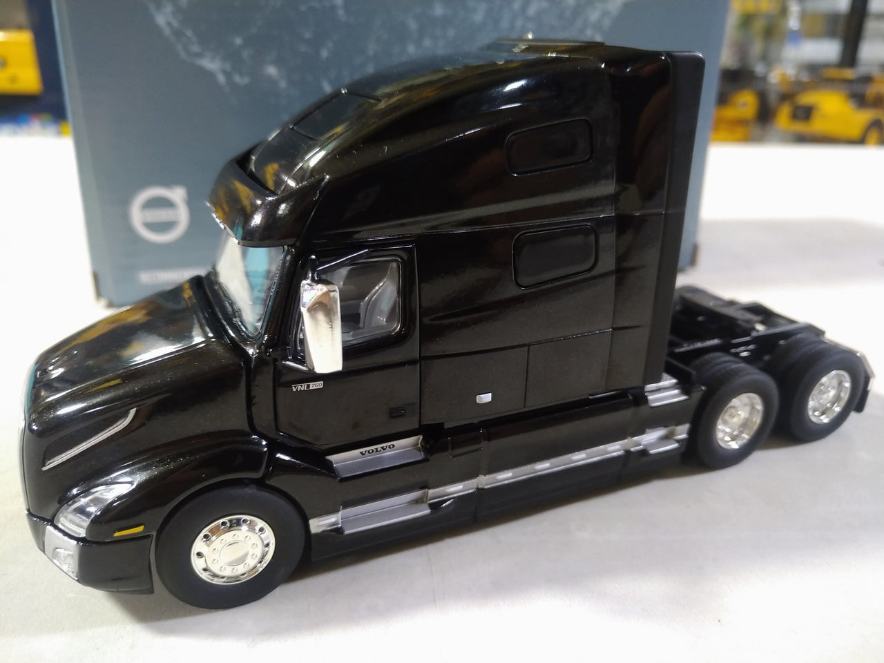 50-3369 Tracto Camión Volvo VNL 760 Escala 1:50 - KATZER