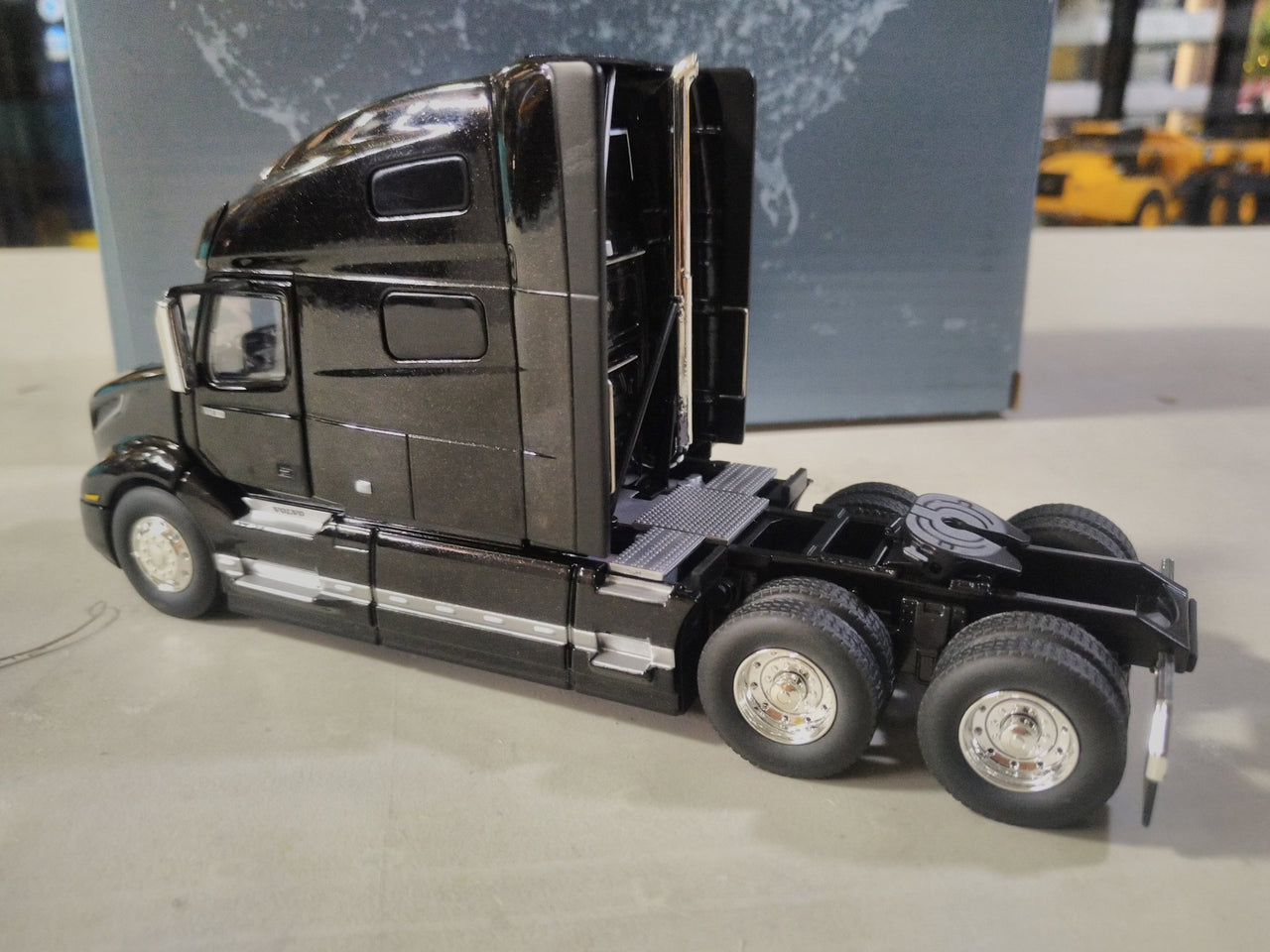 50-3369 Tracto Camión Volvo VNL 760 Escala 1:50 - KATZER
