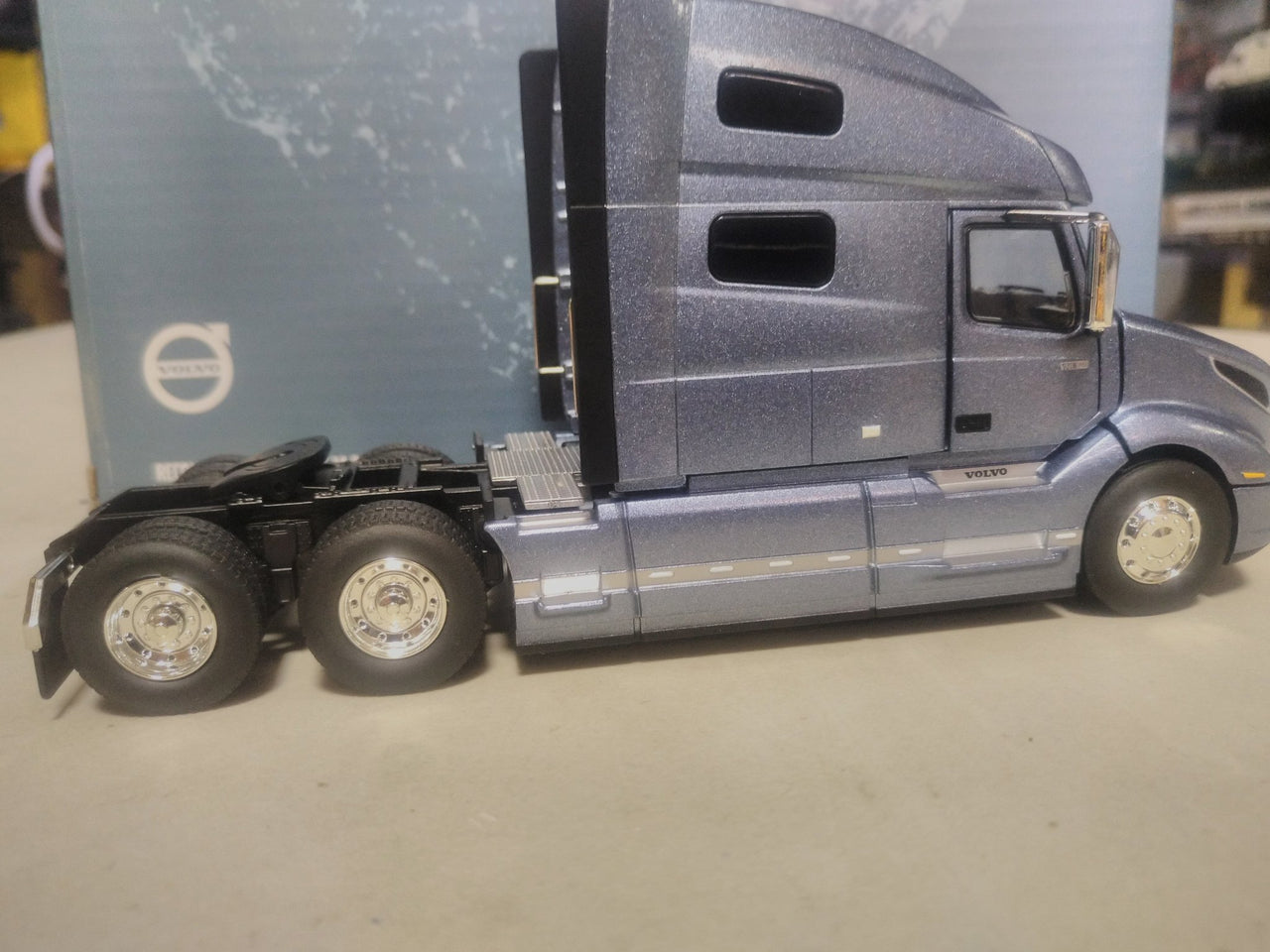 50-3373 Tracto Camión Volvo VNL 760 Escala 1:50 (Modelo Descontinuado) - KATZER