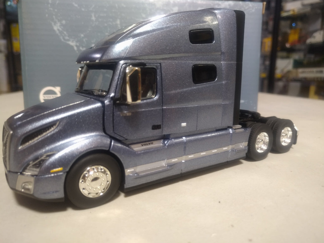 50-3373 Tracto Camión Volvo VNL 760 Escala 1:50 (Modelo Descontinuado) - KATZER