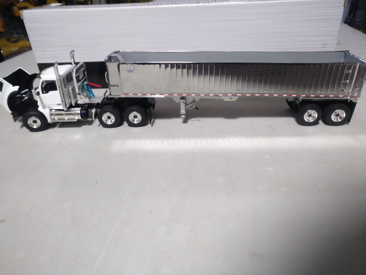 Tráiler Kenworth T880 Escala 1:50