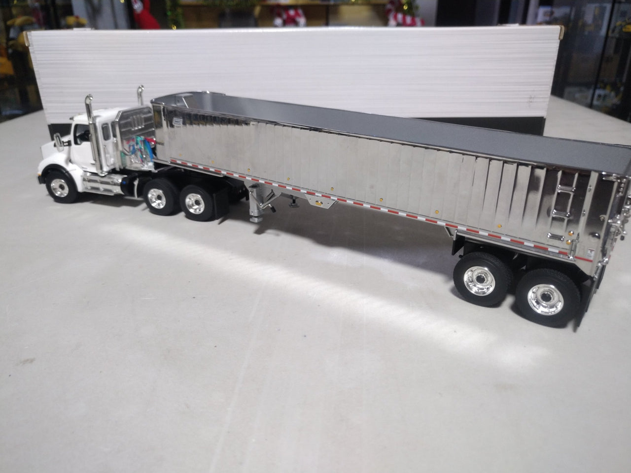 Tráiler Kenworth T880 Escala 1:50