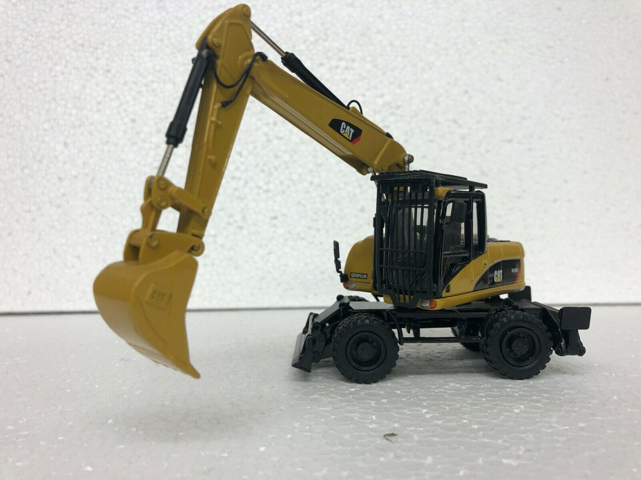 Excavadora De Ruedas  M316D Escala 1:50 (Modelo Descontinuado)