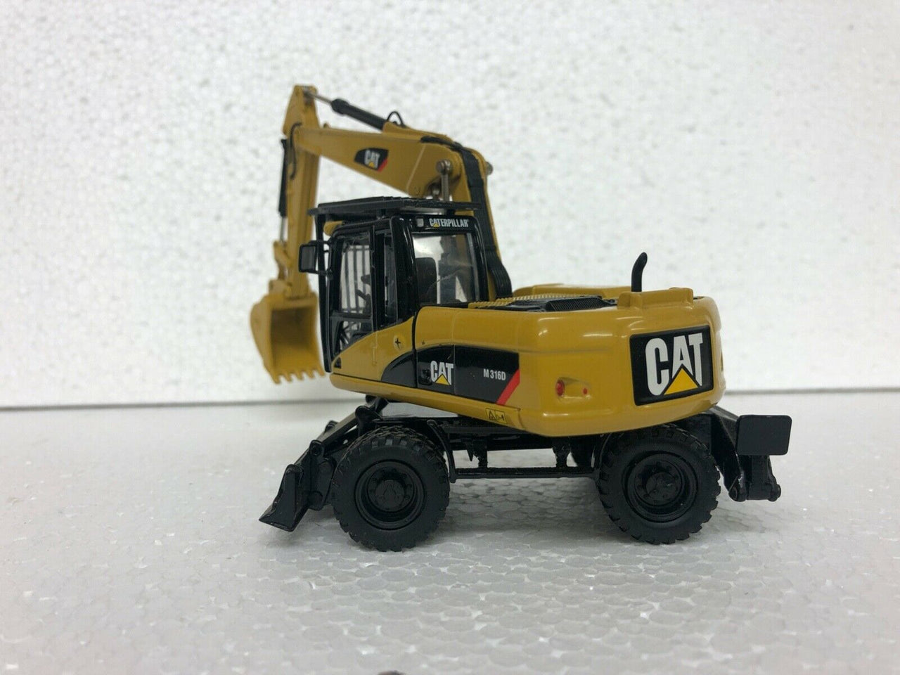 Excavadora De Ruedas  M316D Escala 1:50 (Modelo Descontinuado)