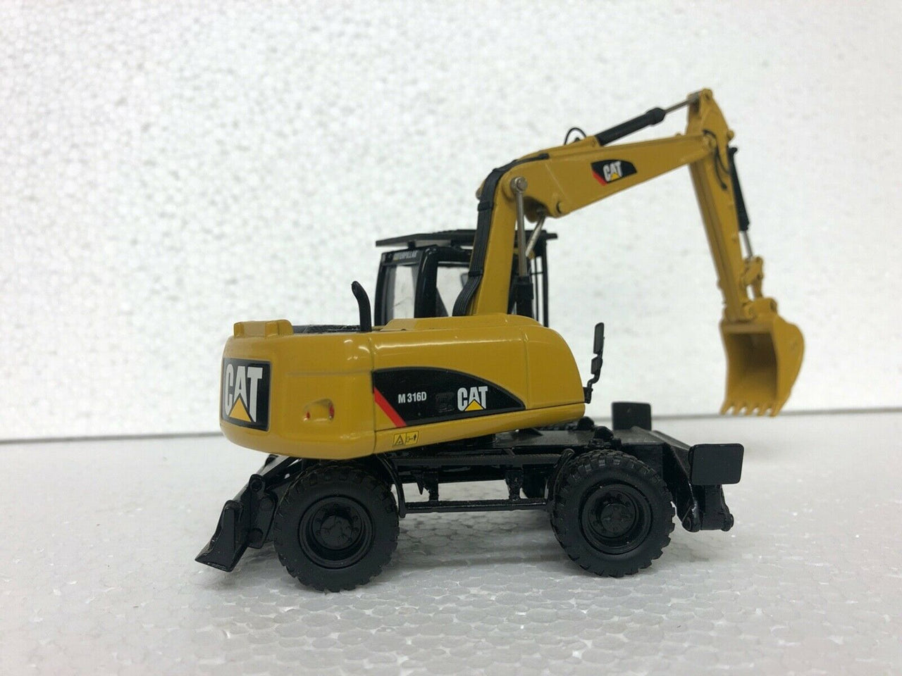 Excavadora De Ruedas  M316D Escala 1:50 (Modelo Descontinuado)