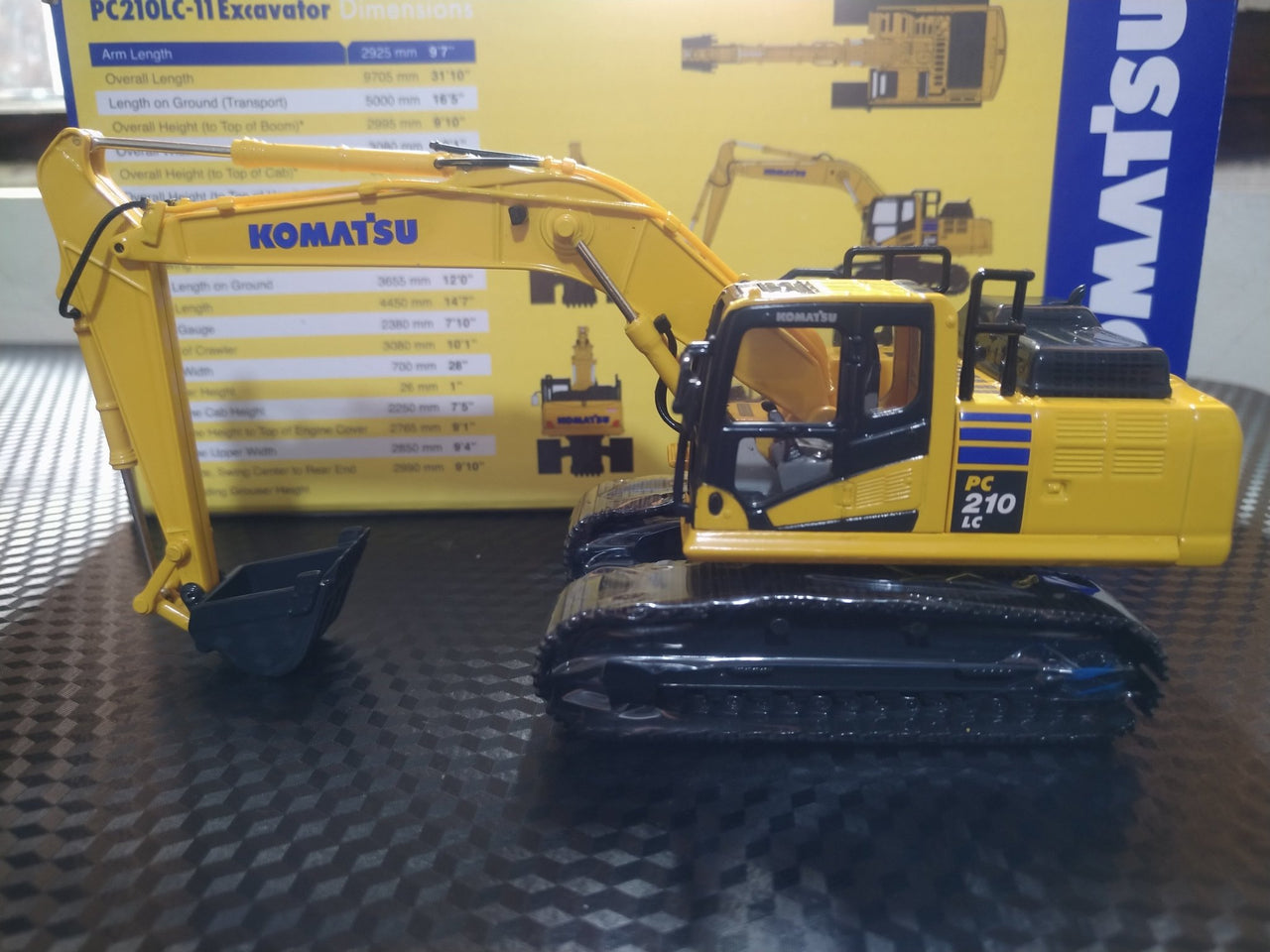 Excavadora Komatsu PC210LC-11 Escala 1:64