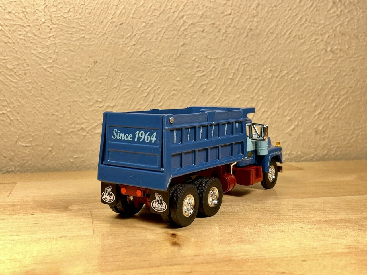 Volquete Mack Sid Kamp Escala 1:64 (Modelo Descontinuado)