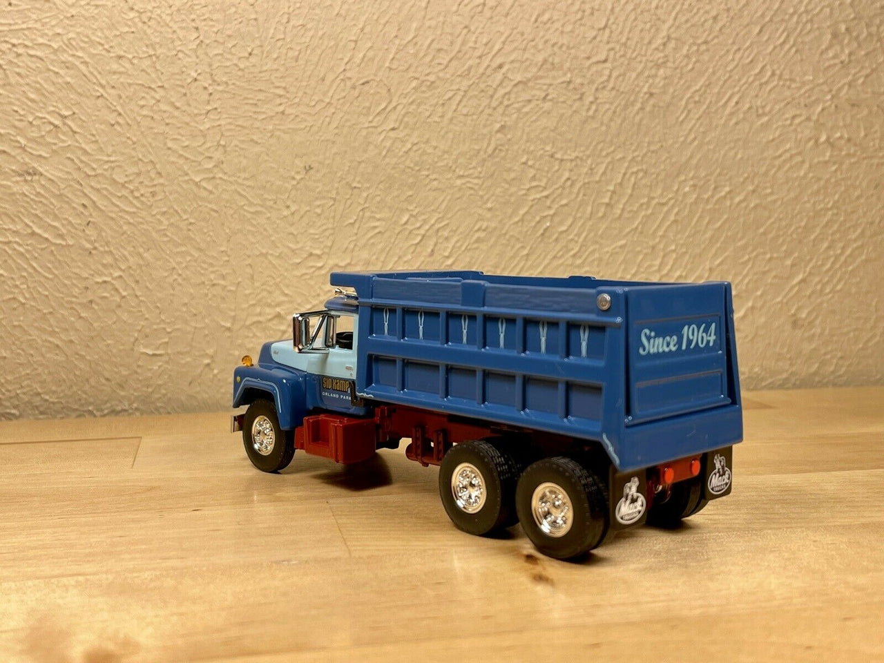 Volquete Mack Sid Kamp Escala 1:64 (Modelo Descontinuado)