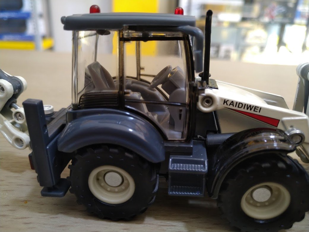 Retroexcavadora KDW Escala 1:50 (Modelo Descontinuado)