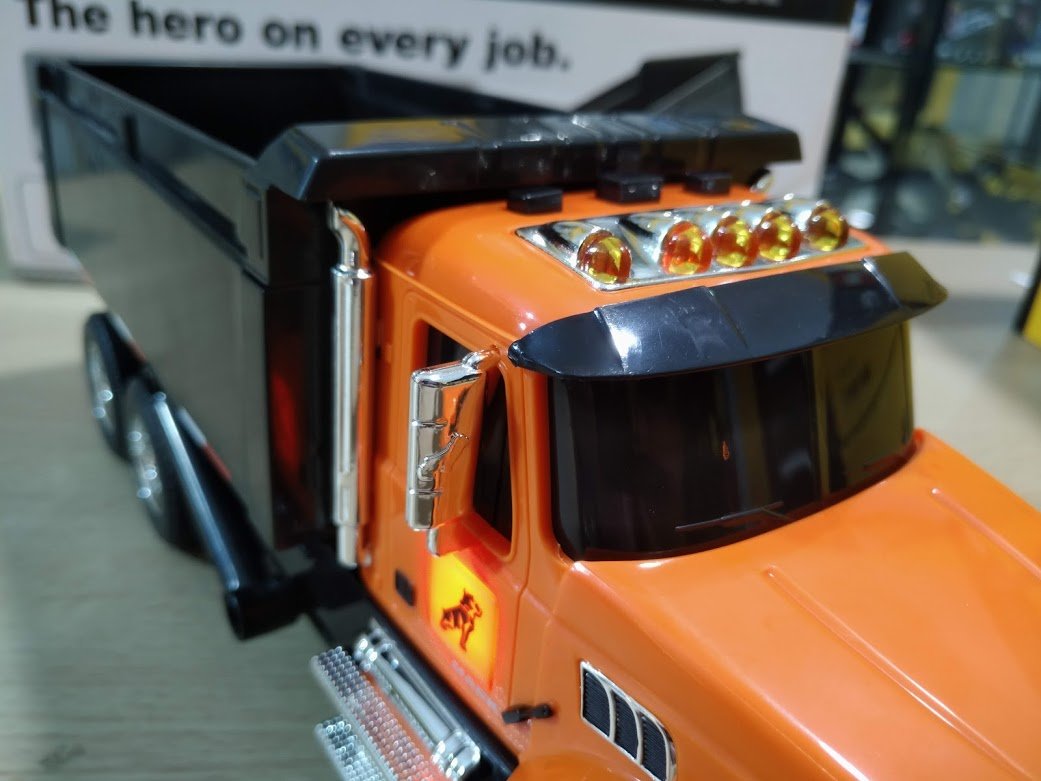 Volquete Mack Granite Escala 1:24 (Modelo Descontinuado)