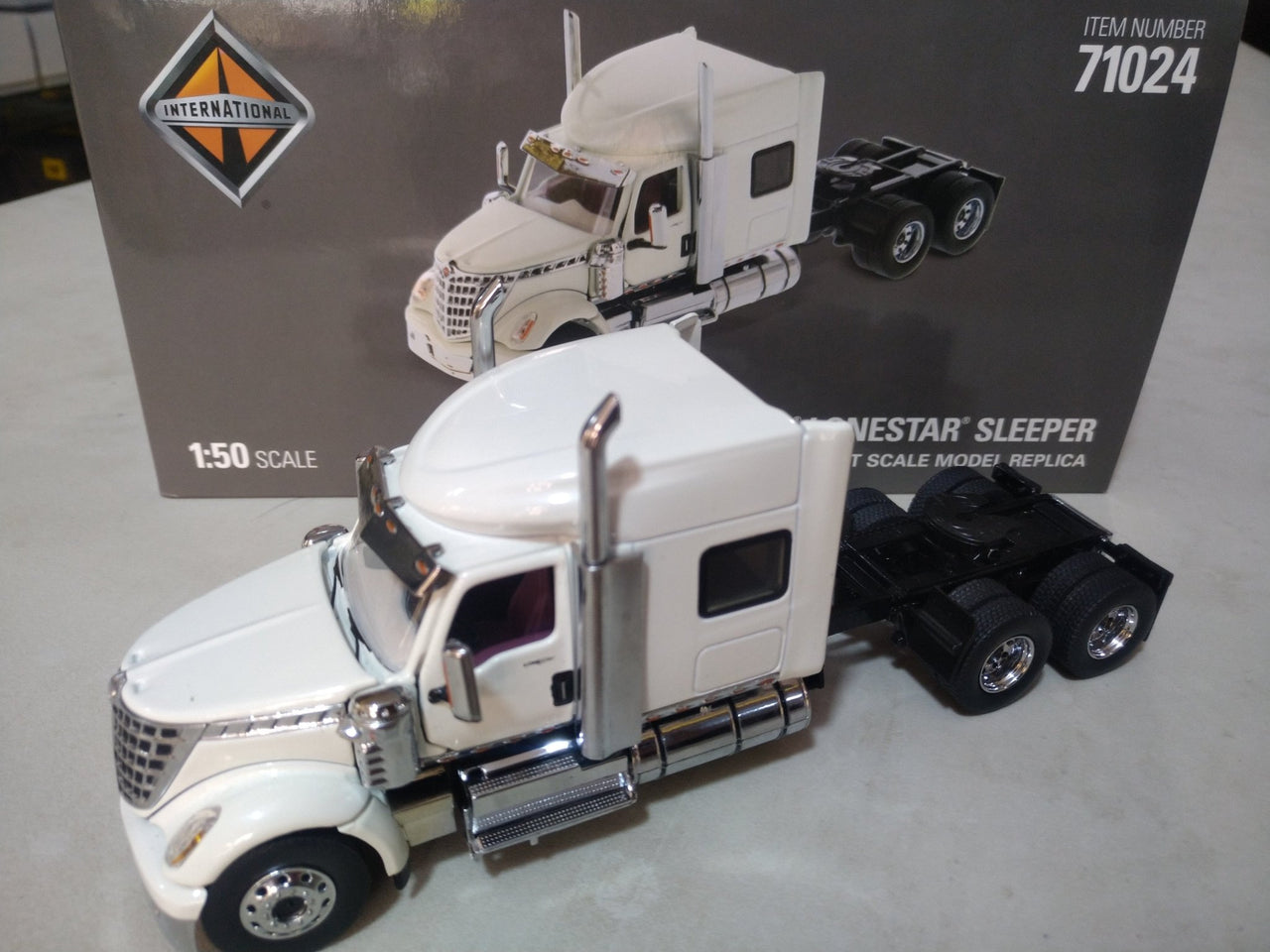 International LoneStar Sleeper Tractor Truck 1:50 Scale