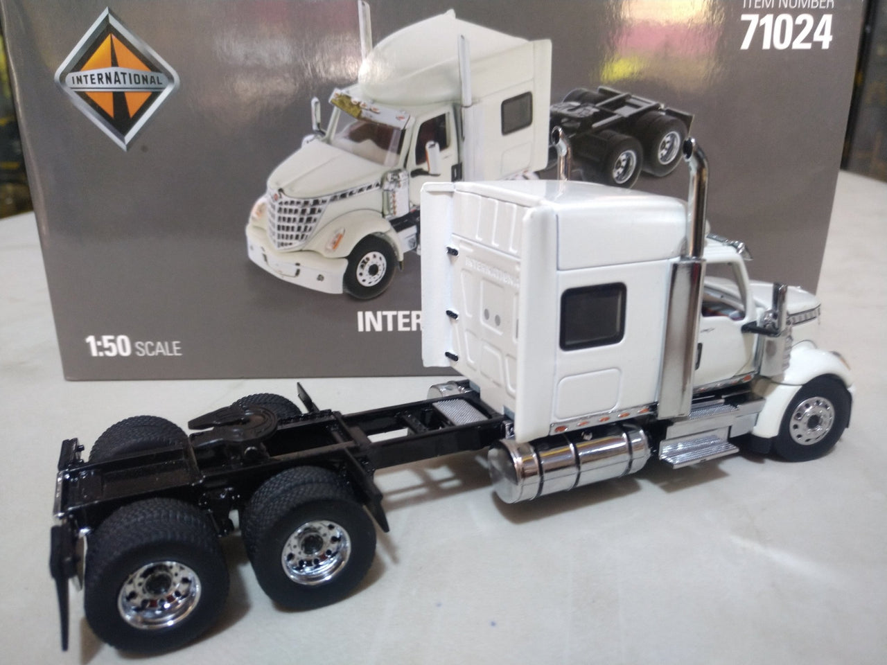 International LoneStar Sleeper Tractor Truck 1:50 Scale