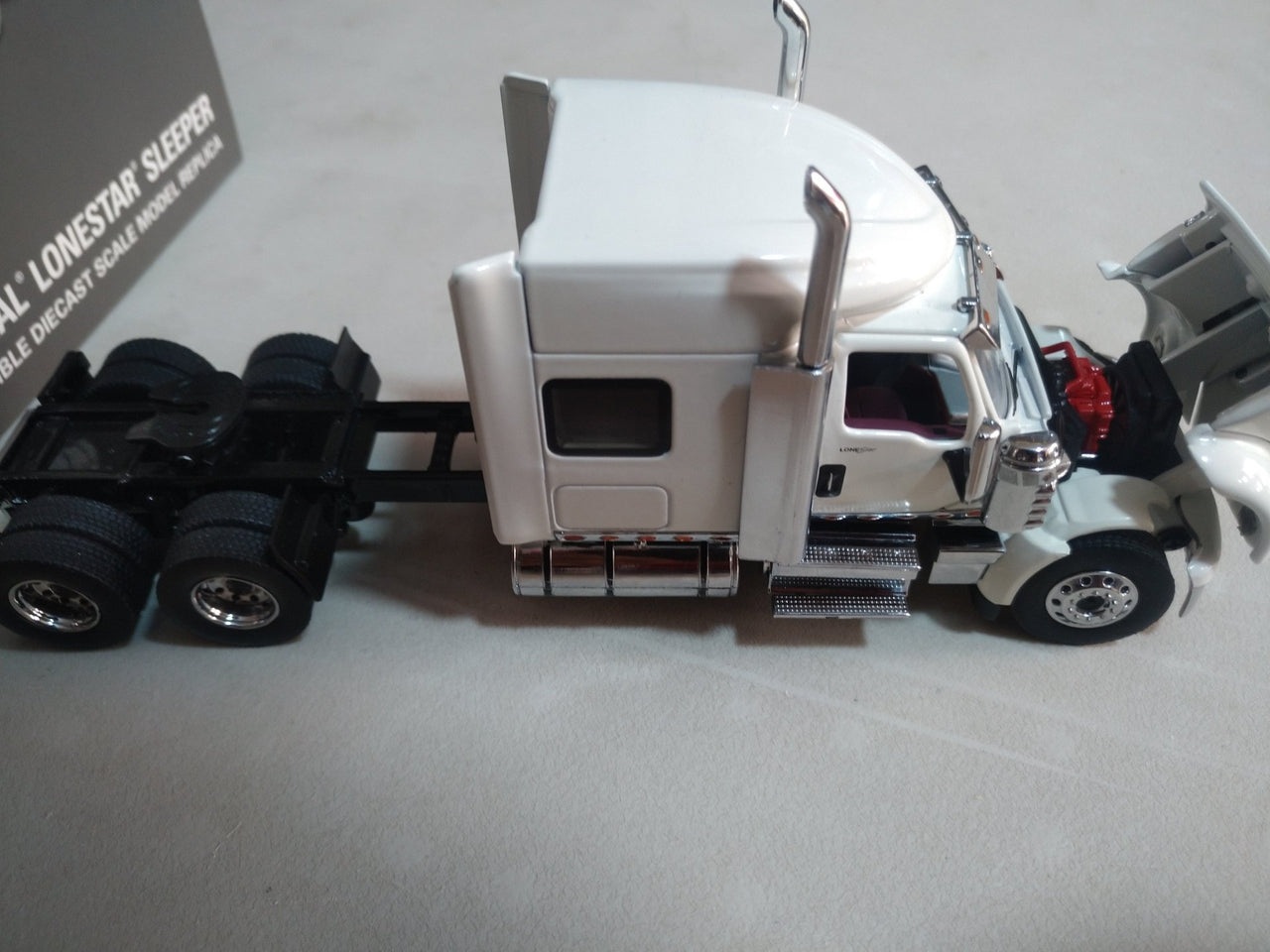 International LoneStar Sleeper Tractor Truck 1:50 Scale