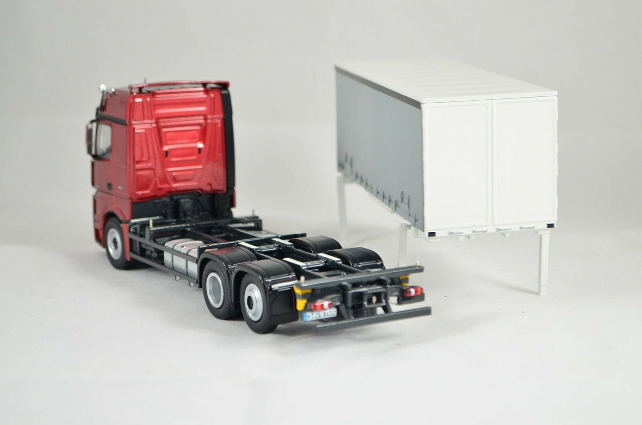 Tráiler Mercedes-Benz Actros FH23 Rojo Escala 1:50 (Modelo Descontinuado)