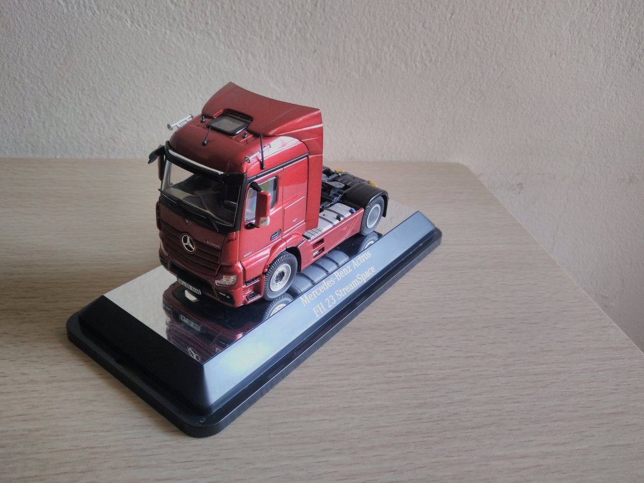 Tracto Mercedes-Benz FH23 StreamSpace 4x2 Escala 1:50 (Modelo Descontinuado)