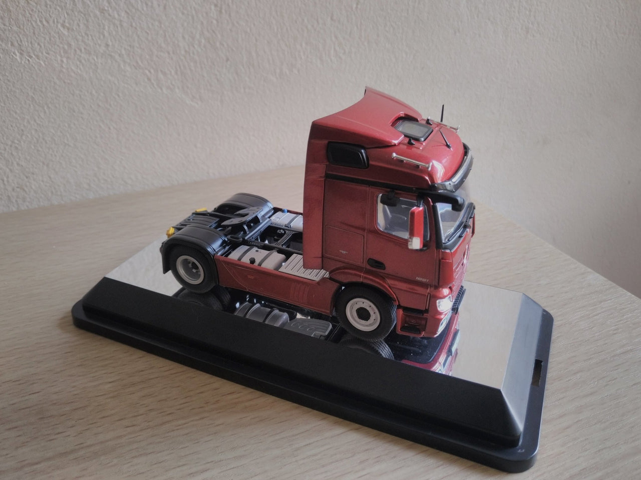 Tracto Mercedes-Benz FH23 StreamSpace 4x2 Escala 1:50 (Modelo Descontinuado)
