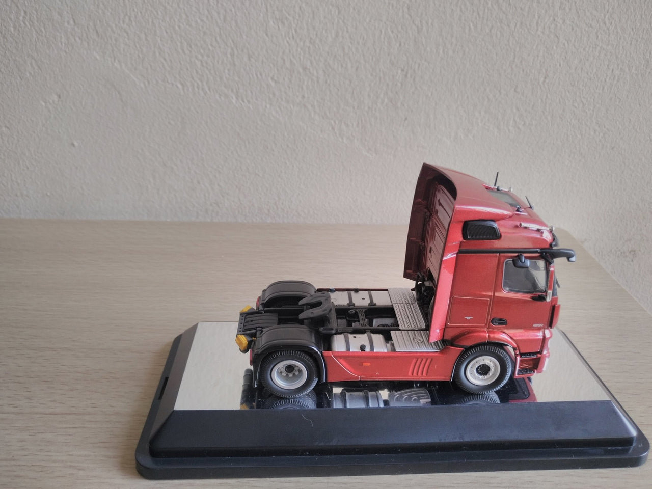 Tracto Mercedes-Benz FH23 StreamSpace 4x2 Escala 1:50 (Modelo Descontinuado)