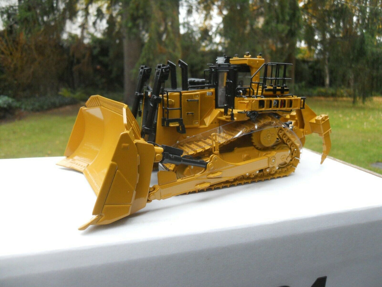 85604 Tractor de Orugas Caterpillar D11 TKN Design Escala 1:50 - KATZER