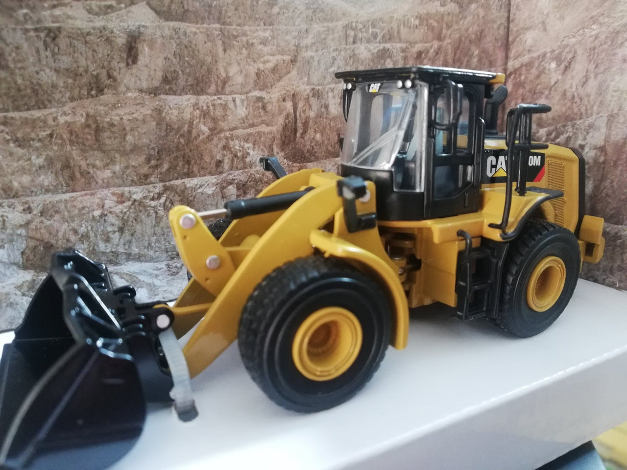 85608 Cargador De Ruedas Cat 950M Escala 1:64 (Modelo Descontinuado) - KATZER
