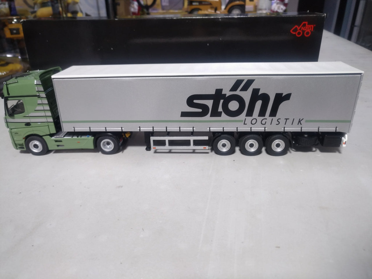 8622-03 Tráiler Mercedes Benz FH25 Stohr Logistik Verde Escala 1:50 (Modelo Descontinuado) - KATZER