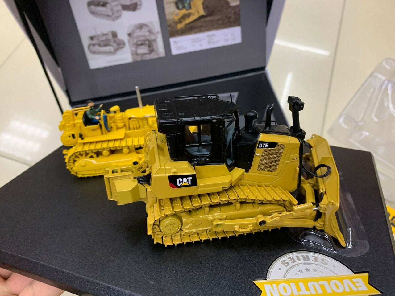Tractor De Orugas  D7C & D7E Escala 1:50 (Modelo Descontinuado)