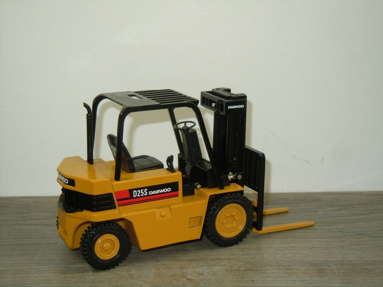 AMP21 Montacargas Daewoo D25S Escala 1:20 (Modelo Descontinuado) - KATZER