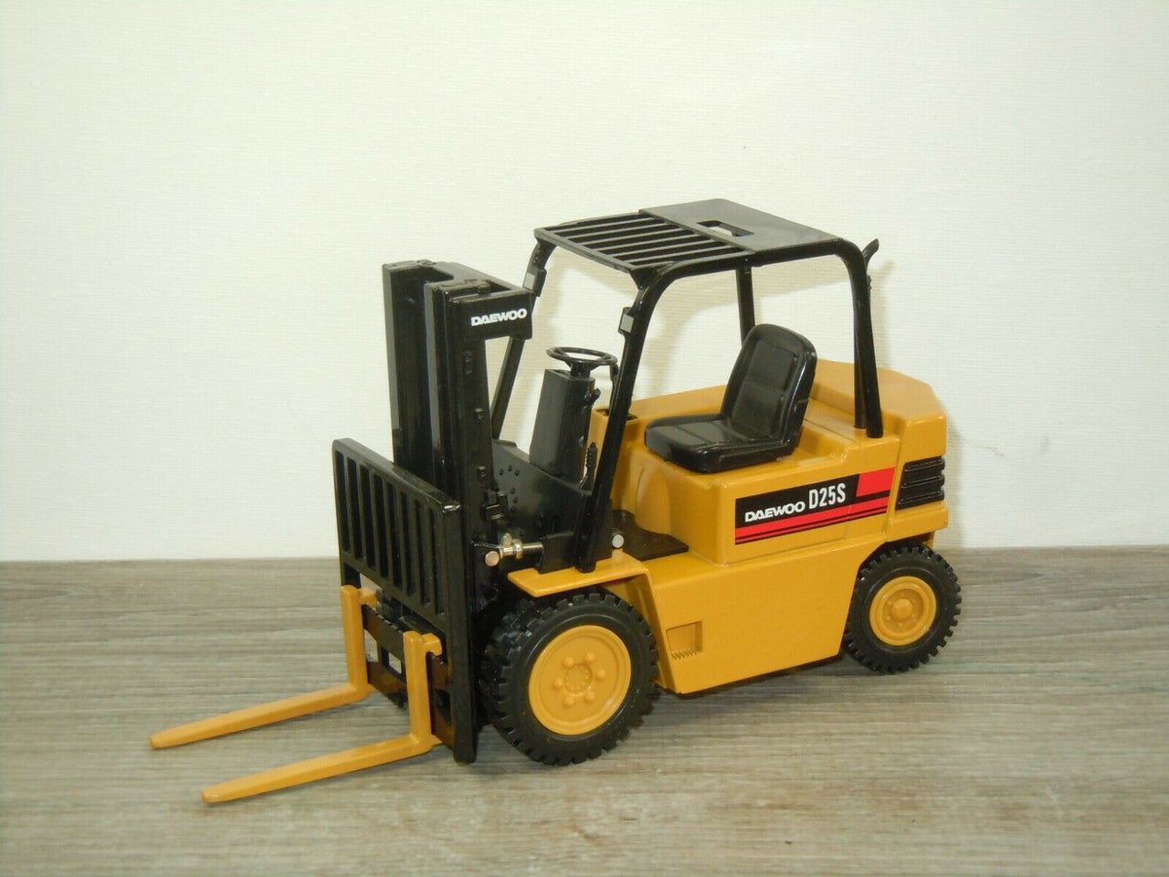 AMP21 Montacargas Daewoo D25S Escala 1:20 (Modelo Descontinuado) - KATZER